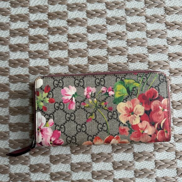 Like New Gucci Wallet - Picture 1 of 10